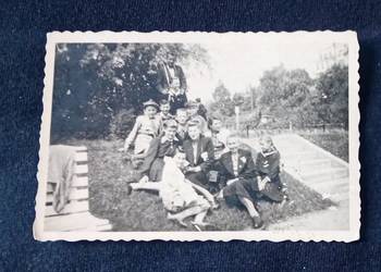 Zdjęcie - harcerze na wycieczce w parku, Łódź, okres międzywojenny. Zdjęcie - harcerze na wycieczce w parku, Łódź, okres międzywojenny.