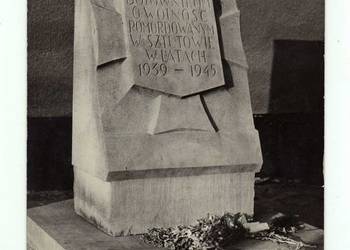 SZTUTOWO STUTTHOF PŁYTA PAMIĄTKOWA PRZED KREMATORIUM CZARNO BIAŁA SZTUTOWO STUTTHOF PŁYTA PAMIĄTKOWA PRZED KREMATORIUM CZARNO BIAŁA