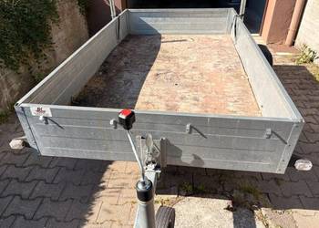 Przyczepka samochodowa 750 kg z kiprem Saris.