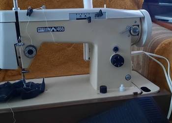 Metalowa maszyna do szycia marki PREDOM Łucznik 466.
