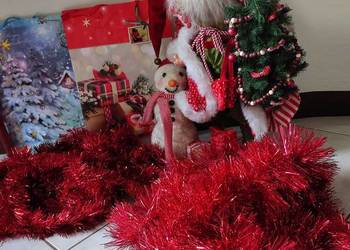 długi czerwony błyszczący łańcuch na choinkę choinkowy girlanda lameta