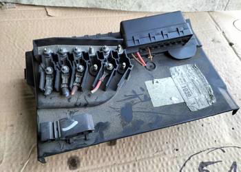 VW POLO MK4 9N 1.2 SKRZYNKA BEZPIECZNIKÓW OSŁONA AKUMULATORA