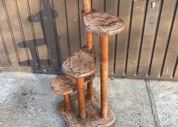 stary drewniany kwietnik