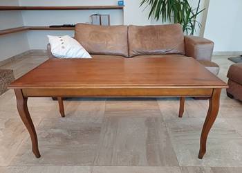 Dębowy stolik jamnik na sarnich nóżkach.