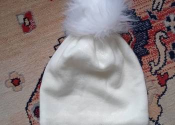 czapeczka ciepła nowa  z pomponem