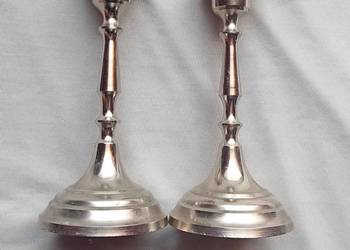 Dwa cynowe niklowane świeczniki od pasyjki, ZZG Częstochowa, 1981 r. Sygnow