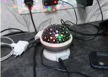Lampka nocna projektor gwiazd