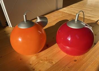 Lampy wiszące czerwona i pomarańczowa po 175 zł każda.