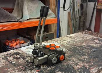 Rozdzielacz dwusekcyjny do ładowacza czołowego