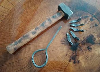 Młotek, śrubokręt, listki, breloki, ręcznie kute, kowalstwo, rękodzieło