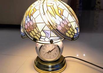 Lampa dekoracyjna z wbudowanym zegarem