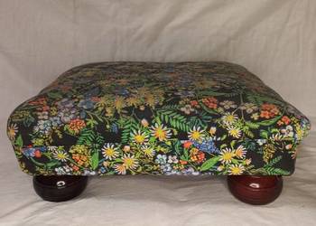 Podnóżek//puf z gobeliny