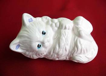 Kot - młody kociak leżący - porcelana - 5 x 10 x 5 cm