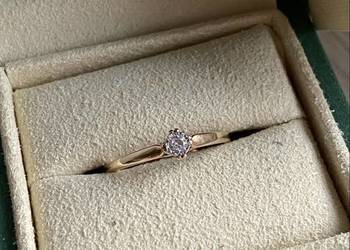 YES złoty pierścionek z brylantem diament