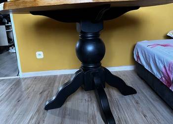 Stół dębowy z solidną czarną nogą