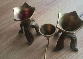 Zestaw Dwa świeczniki mosiężne i fajka do gaszenia