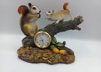 Śliczna figurka z zegarkiem -wiewiórki .