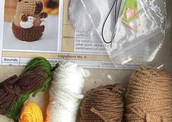 Zestaw DIY do Szydełkowania Brelok Kąpiąca się Kapibara Crochet Kit Dla Poc