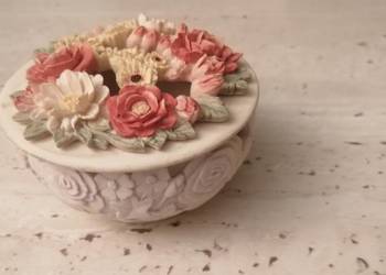 Handast śliczne puzderko róże porcelana kostna