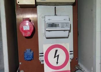Rozdzielnica budowlana skrzynka elektryczna uzbrojona z licznikiem elektr.