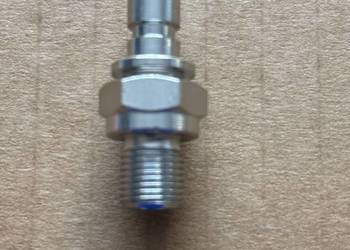 Króciec do zaworu suchego skafandra doczołowy.