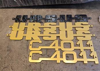 Napisy Ursus C4011 emblemat stal nierdzewna, malowana proszkowo John Deere