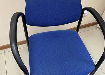 Wygodne krzesła konferencyjne niebieskie