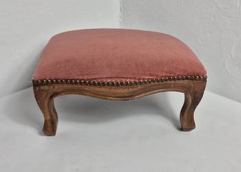 Stylowy Podnóżek Vintage – Różowy Welur & Drewno