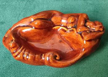 Ceramiczna popielnica z PRL akt kobiety