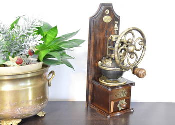 drewniany MŁYNEK do kawy żeliwny z kołem