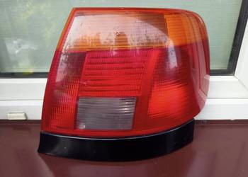 Audi A4 B5 sedan lampa tył tylna prawa wkład listwa oprawka