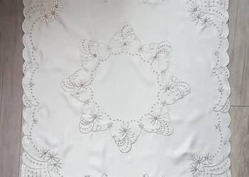 Piękny biały obrus świąteczny na stół kwadratowy 85x85cm
