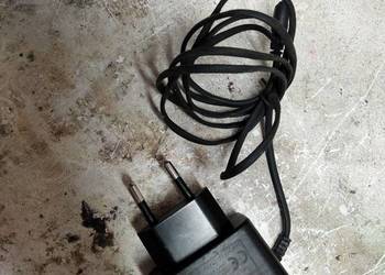 Ładowarka do telefonu Nokia z cienkim bolcem. Zapewnia napięcie 5V i prąd 8