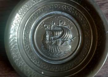 Mosiężny talerz dekoracyjny  z motywem żaglowca, do zawieszenia