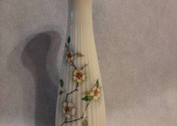Piękny porcelanowy wazon w kwiaty-sygnowany .