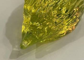 Figurka jeża ze szkła uranowego