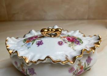Puzderko, szkatułka. Z bukiecikami na białej porcelanie.  Na 4 nóżkach.  Pi