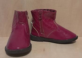 Różowe botki dziewczęce.