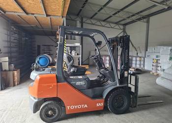 Sprzedam Wózek widłowy Toyota 2,5 tony pierwszy właściciel 7610 h