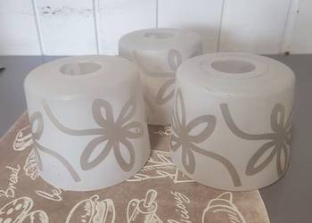 Klosze szklanne białe.