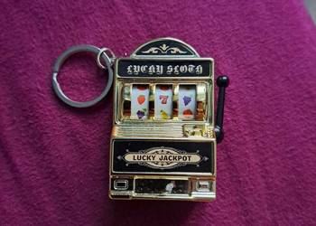 Brylok do kluczy w kształcie miniaturowego automatu do gier