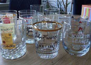 13 szklanek z kolekcji whisky