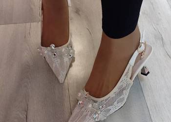 (41) Koronkowe, bogato zdobione Czółenka wieczorowe z odkrytą piętą, NOWE