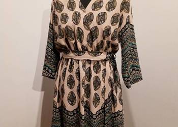 Sukienka bezowa z rękawem 3/4.