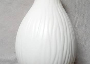 Wazonik - cebula, porcelana biskwitowa.