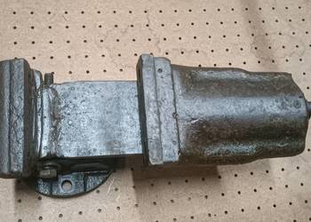 Stare imadło maszynowe FPU z czasów PRL