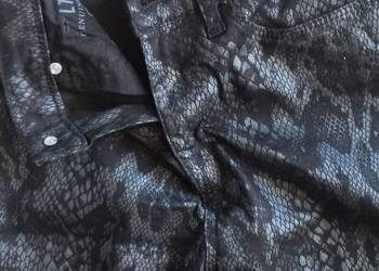 Spodnie slim  fit we wzór skóry węża. Nowe bez metki.