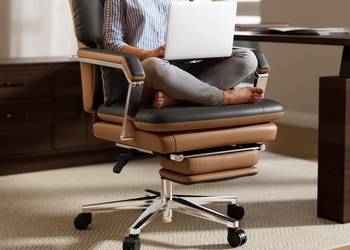 Ergonomiczny fotel biurowy z wysuwanym podnóżkiem