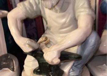 Figurka kowala. Porcelana.  Bez sygnatury. Figurka kowala. Porcelana.  Bez sygnatury.