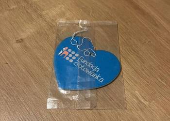 Zawieszka zapachowa z napisem Fundacja
